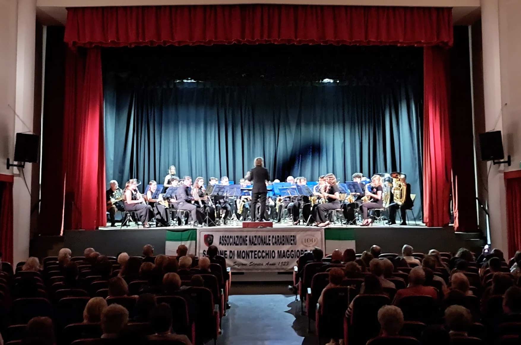 Un concerto sul palco del Cinema San Pietro, con il pubblico in platea